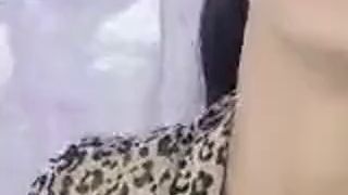 Download: juliahayesORIGINAL - strippen und spielen in der Nähe der Wand