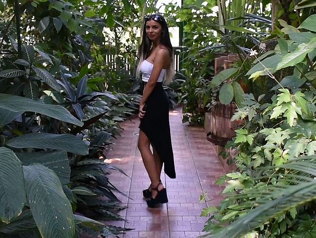 Download: juliahayesORIGINAL - lächelnd in einem Garten