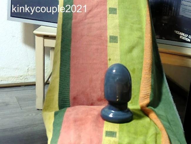 Download: kinkycouple2021 - 8cm Analplug trainiert seine Arschfotze!