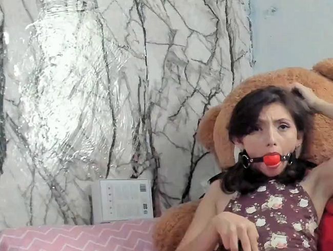 Download: laraxangel - Ich versohle meine Muschi, während ich meinen Mund knebele, das macht mich sehr geil :P