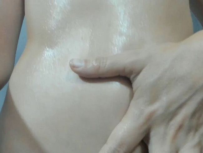 Download: laraxangel - Das Ölbad auf meinem Körper macht mich geil, spiele mit meinem Vibrator in meiner Muschi, bis sie