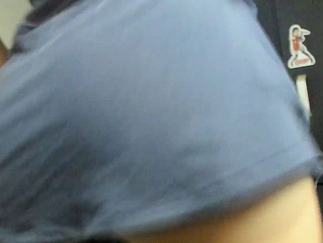 Download: laraxangel - Ich schüttele meinen dicken Arsch ganz nah vor der Kamera. Er ist geil und will gefickt werden.