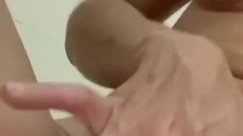 Download: laraxangel - Vor dem Baden ein sehr geiler goldener Regen in der Dusche