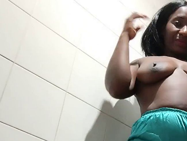 Download: lizzybrownss - Begleite mich dabei, meinen kurzen Pyjama auszuziehen und zu duschen