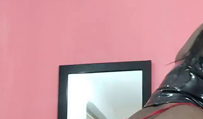 Download: lizzybrownss - Du siehst meine Füße und meine Beine mit Nylonstrümpfen und Absätzen