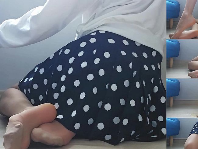 Download: m3m7 - Femboy in Nylon und Rock gönnt sich mit einem Dildo, pisst und spielt anschließend mit der Pisse.