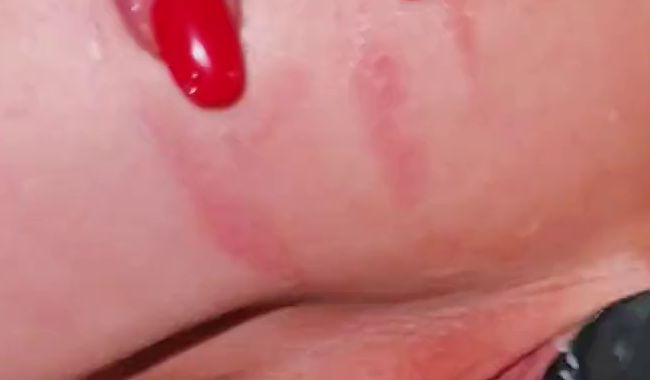 Download: makeover_hot - Pussy zerstört mit der FICKMASCHINE und vom Kameramann anal gefickt…