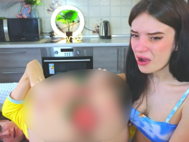 Download: margoalisacouple - Margot bittet Alice, nicht an ihrem Arsch zu riechen, aber sie kann nicht aufhören