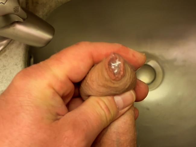 Download: maximum_s_undressed - Spritzen in der Flugzeug Toilette - ich wichse meinen Schwanz im Flug ab