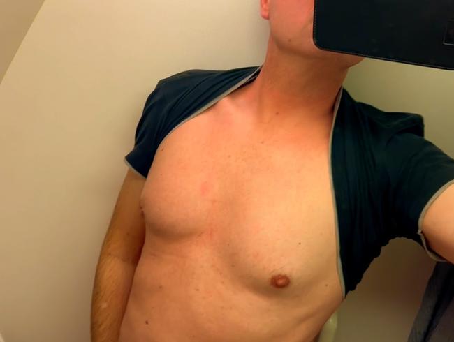 Download: maximum_s_undressed - Spritzen in der Flugzeug Toilette - ich wichse meinen Schwanz im Flug ab