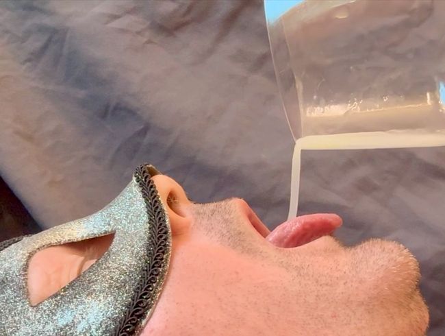 Download: maximum_s_undressed - Schwanz in Weinglas abmelken und das Sperma trinken - ich schlucke meine eigene Sahne in Nahaufnahme