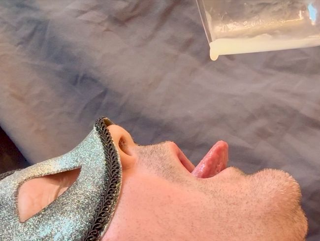 Download: maximum_s_undressed - Schwanz in Weinglas abmelken und das Sperma trinken - ich schlucke meine eigene Sahne in Nahaufnahme