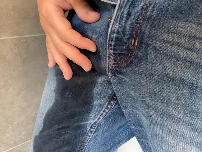 Download: maximum_s_undressed - Jeans Piss 1 - nasser geht nicht - in die Jeans pinkeln und heiss abspritzen - mein erstes Mal