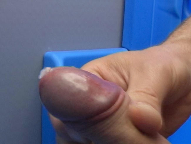 Download: maximum_s_undressed - D*xi Wixi - splitternackt wichsen und abspritzen in der Toilettenkabine - das Zelt Camp wird Gay :-)