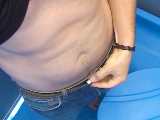 Download: maximum_s_undressed - D*xi Wixi - splitternackt wichsen und abspritzen in der Toilettenkabine - das Zelt Camp wird Gay :-)