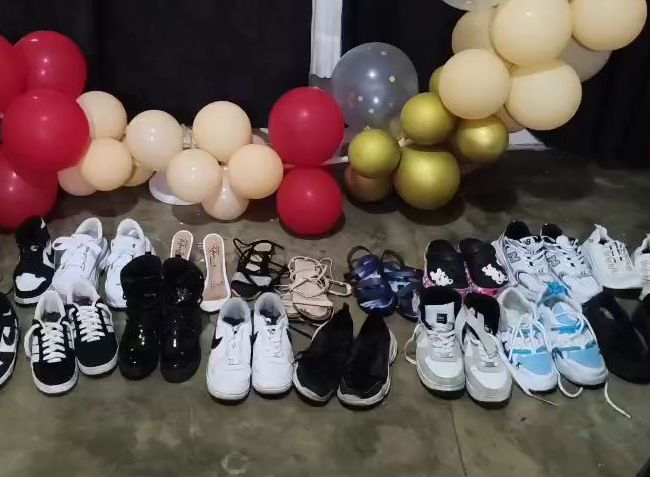 Download: miabush - Hier geschah etwas sehr Seltsames