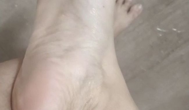 Download: miabush - eine Pisse auf meine Füße