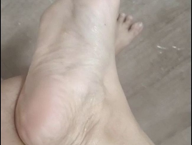 Download: miabush - eine Pisse auf meine Füße