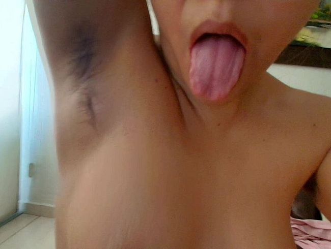 Download: miabush - Achselhöhlenanbetung und Fußmasturbation vor dem Countdown
