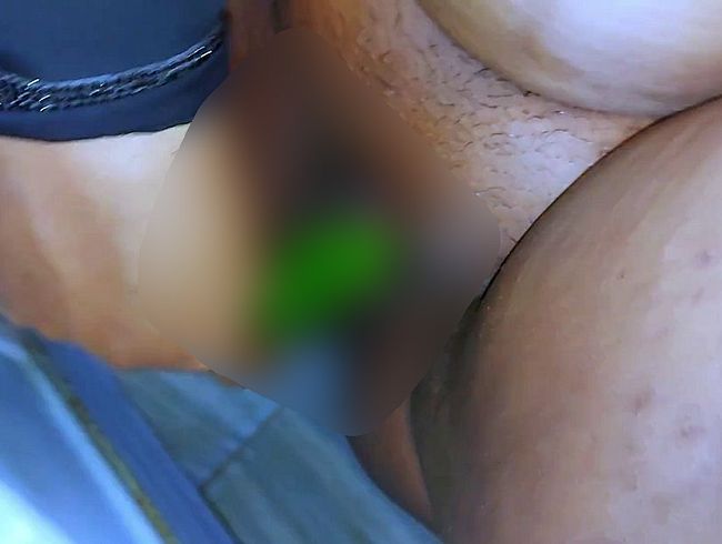 Download: milfhotmom - Stiefmutter pinkelt in die Toilette, als sie Sex mit einer Gurke hatte