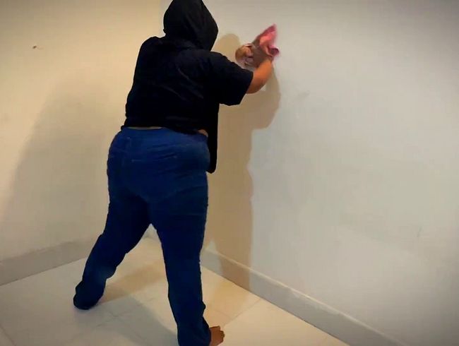 Download: milfhotmom - Türkische kurvige, heiße muslimische Stiefmutter trägt Jeanshosen und zeigt großen Arsch und geschwollene Titten und macht mich beim Abendessen geil