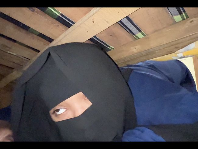 Download: milfhotmom - Heiße muslimische Stiefmutter mit großem Hintern steckt unter dem Bett fest und will harten Analsex, bevor sie unter dem Bett hervorgeholt wird