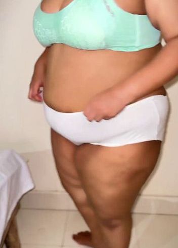 Download: milfhotmom - Arabische schöne Frau mit großem Arsch und riesigen Titten, heiße BBW-Frau, trägt BH, Höschen und Hijab und will von Stiefcousin gefickt werden