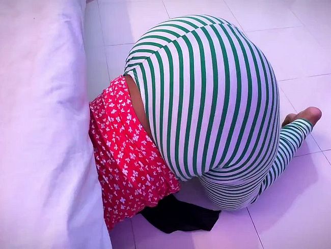 Download: milfhotmom - Schöne arabische Stiefmutter mit riesigem Hintern steckt unter dem Bett fest und will von Stiefsohn anal gefickt werden, wenn sie das Zimmer sauber macht