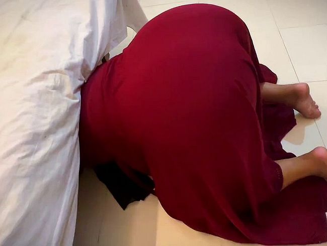 Download: milfhotmom - BBW-Arabischer Hintern, heißes, kurviges muslimisches Mädchen steckt unter dem Bett fest und will einen harten Arschfick, wenn sie das Zimmer aufräumt!