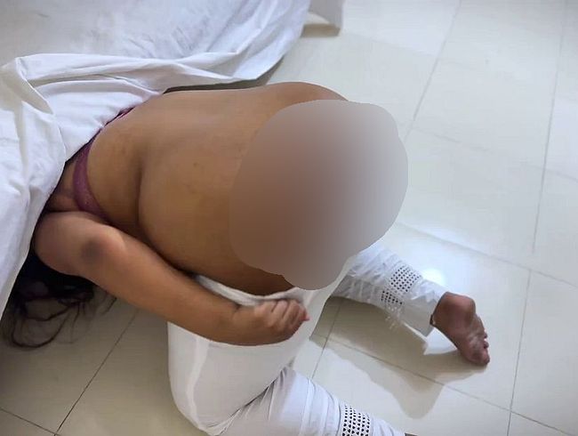 Download: milfhotmom - Das heiße Dienstmädchen Anippe bleibt unter dem Bett stecken und schwingt ihren riesigen Arsch 