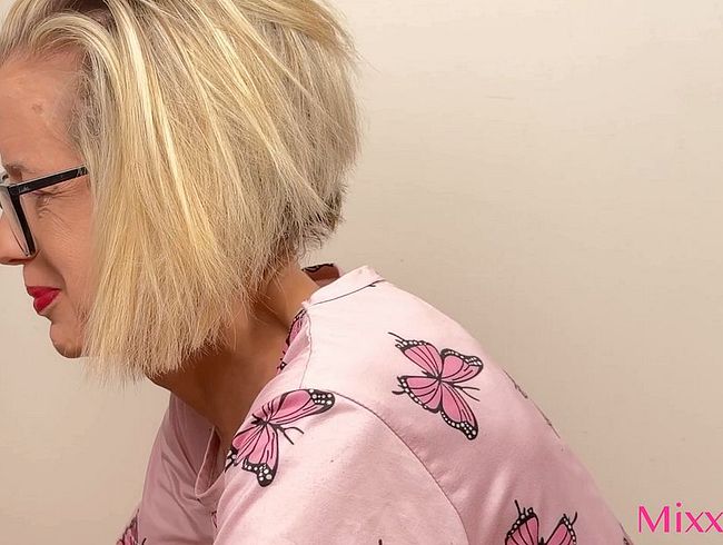 Download: mixximinx - Reife Schlampe lutscht und schluckt dann eine Ladung.