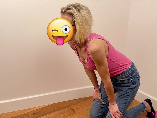 Download: mixximinx - Eine voll bekleidete, reife Frau, die einen Blowjob gibt, tut ihr Ding.