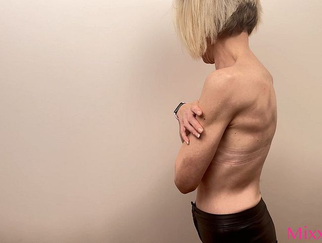 Download: mixximinx - Oben ohne, ihre kleinen Brüste sind zu sehen, während sie einen guten Blowjob gibt.