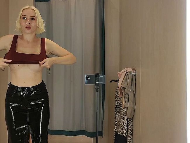 Download: mycandyalice - Ohne Höschen anprobieren: Kurvige Blondine in transparenter Unterwäsche hinter dem Vorhang