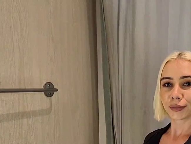 Download: mycandyalice - Kurvige Blondine probiert durchsichtige Kleidung in der Umkleidekabine an. Upskirt-Blick auf nackte