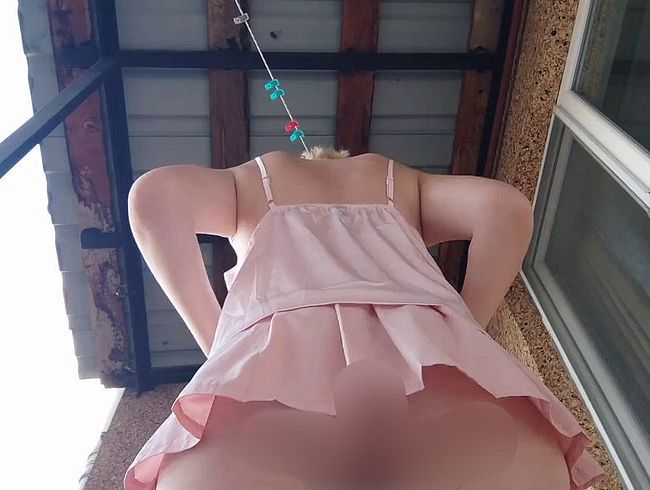 Download: mycandyalice - Freche Blondine zeigt nackte Muschi unter kurzem Rock im Freien