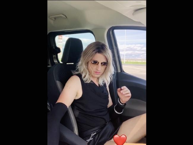 Download: nadinepracher - Nadine Johanna zeigt ihren Mädchenschwanz am LKW - Autobahnparkplatz