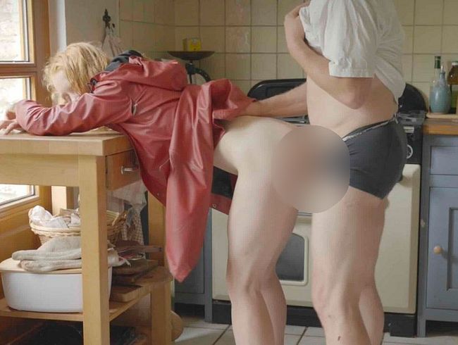 Download: natuerlichreiten - Phine im roten Regenmantel gefickt.