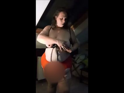 Download: nelle76 - Meine Titten abgebunden und die Nippel mit Gummis bestückt Teil 1