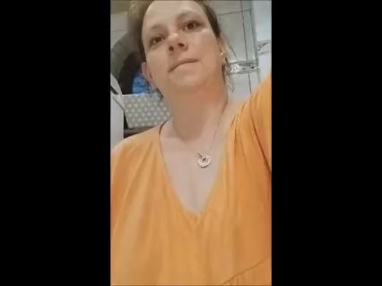 Download: nelle76 - Mein erstes Pissvideo