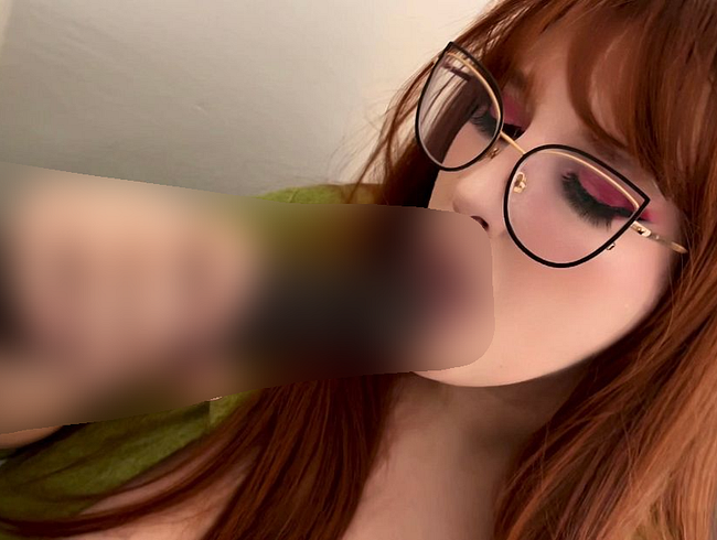 Download: nerdy_cinnamon - Tiefer Dildo Blowbang mit zwei richtig dicken Schwänzen
