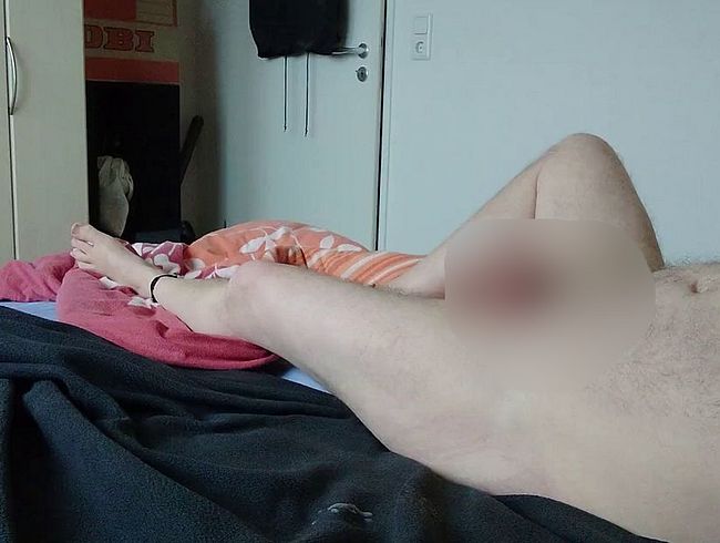 Download: nylonjunge - Ich bin Notgeil im Bett