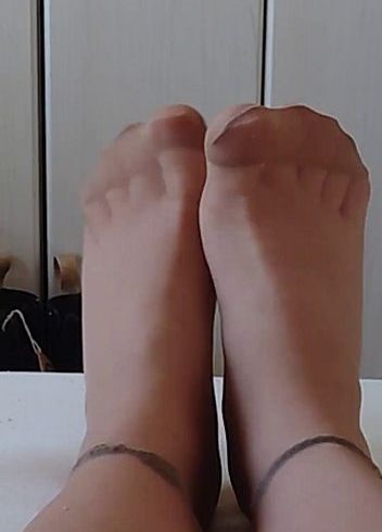 Download: nylonjunge - Heiß und Geil allein in einer Feinstrumpfhose