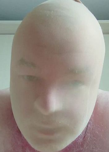 Download: nylonjunge - Feinstrumpfhose und der Analplug im Bett 2