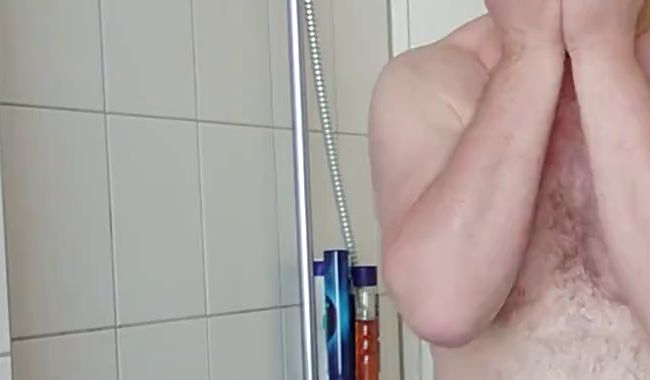 Download: nylonjunge - Strumpfhose und Inkontinenzhose in der Dusche