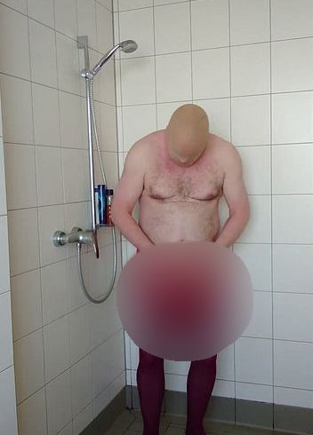 Download: nylonjunge - Strumpfhose und Inkontinenzhose in der Dusche