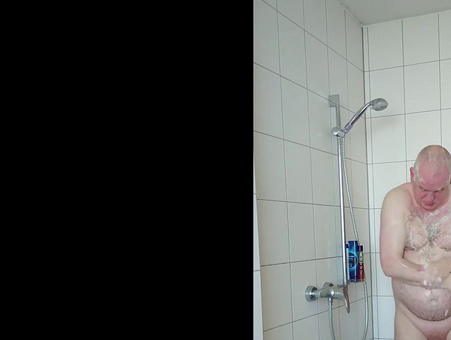 Download: nylonjunge - Erotisches Duschen in Birkenstocks