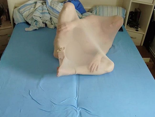 Download: nylonjunge - Nackter Test vor Feinstrumpfhose für Ganzkörper