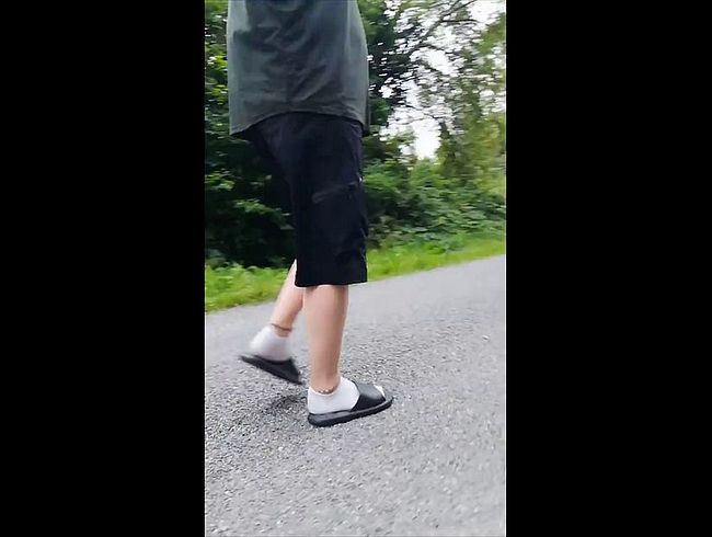 Download: nylonjunge - In Latschen und weißen Socken in der Natur