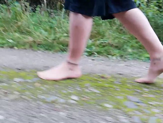 Download: nylonjunge - Nylonfüße machen einen Spaziergang in der Natur